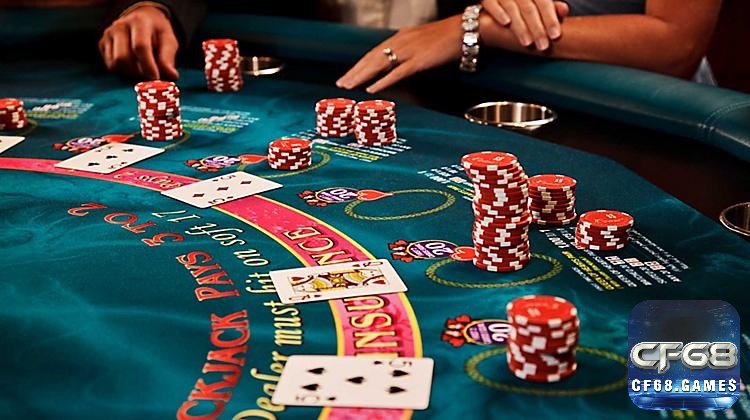 Dealer chia 2 lá bài cho mỗi người chơi và bắt đầu ván blackjack theo đúng trình tự quy định