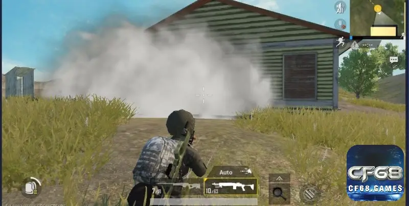 Người chơi PUBG ném smoke để che tầm nhìn trong giao tranh